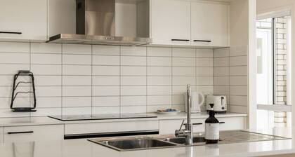 Spacious 4BR Modern Home by Parks & Forest