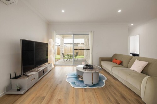 Spacious 4BR Modern Home by Parks & Forest