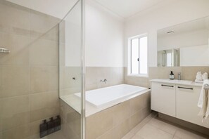 Haartrockner, Handtücher, Seife, Shampoo