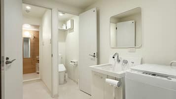 Apartemen Deluks | Kamar mandi | Sandal