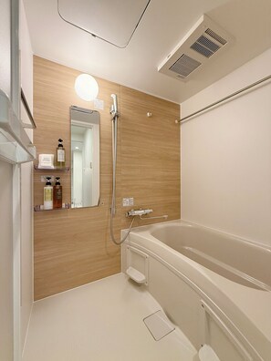 Deluxe Apartment | Bathroom