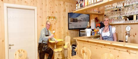 Apartment | Bar (on property)