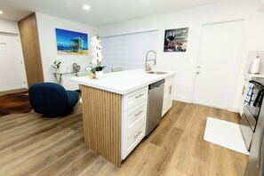 Fridge, microwave, oven, stovetop - Your Perfect Oasis in Miami! (Miami)
