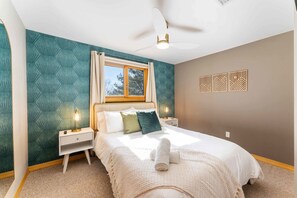 4 chambres, bureau, fer et planche à repasser, lit parapluie