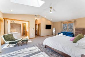 4 bedrooms, desk, iron/ironing board, travel crib