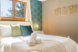 4 bedrooms, desk, iron/ironing board, travel crib