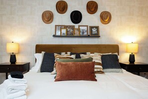 5 soverom, skrivebord, strykejern/-brett og reiseseng for barn