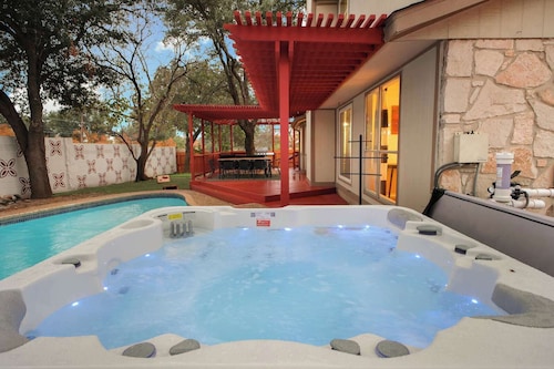 Luxury Escape: Pool, Sportscourt, Games, & Theater!