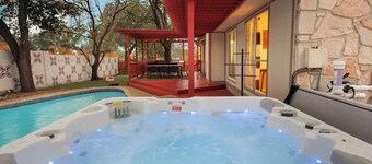 Luxury Escape: Pool, Sportscourt, Games, & Theater!