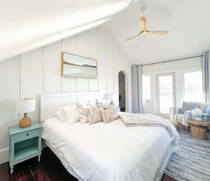 4 soverom, skrivebord, strykejern/-brett og reiseseng for barn