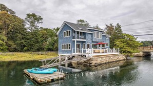 A blue house with a dock and a small boat. - Oceanfront Dock Escape ~ Kayaks & Paddleboards (Gloucester)