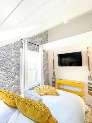 4 soverom, skrivebord, strykejern/-brett og reiseseng for barn