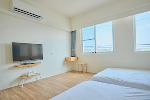 Phòng 4 tiện nghi đơn giản, quang cảnh thành phố | Khu vực làm việc phù hợp cho laptop