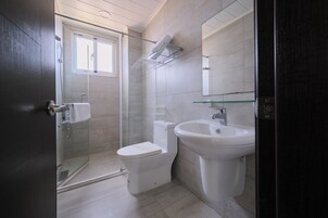 舒适双人房, 1 张双人床, 无烟房, 私人浴室 | 起居区