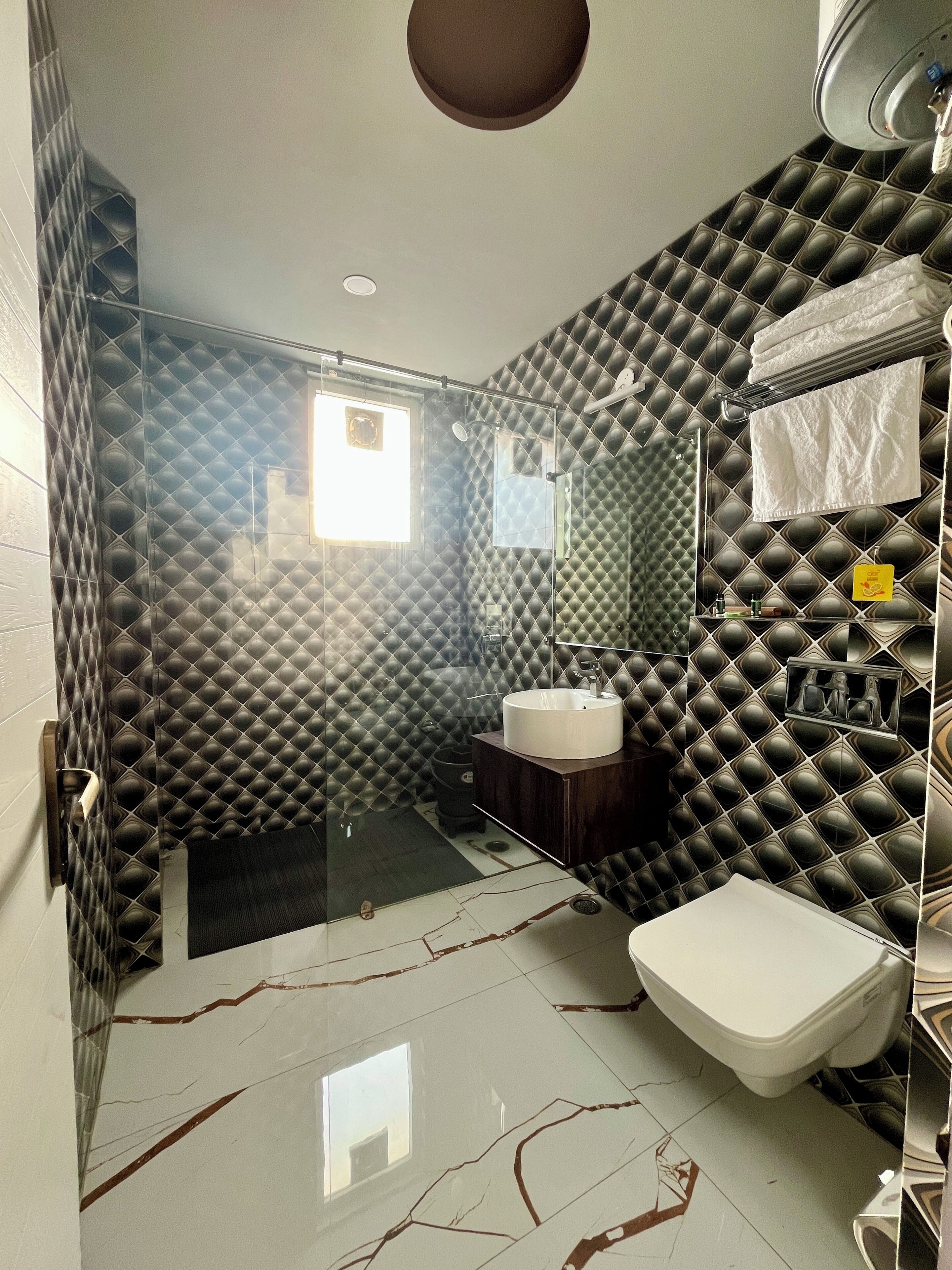 Quarto casal ou duplo premier, sacada | Banheiro | Chuveiro, produtos de toalete grátis, toalhas de banho, sabonete