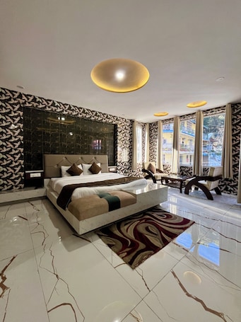 Superior Suite, Balcony, Garden View | Free WiFi, bed sheets