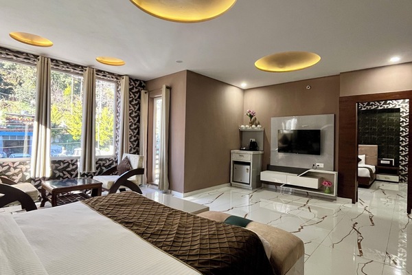 Superior Suite, Balcony, Garden View | WiFi (free), bed sheets