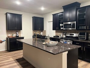 Fridge, microwave, oven, stovetop - Balmoral LakeSide 5br 4ba House (Humble)