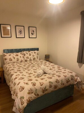 2 quartos, acesso à internet, roupa de cama