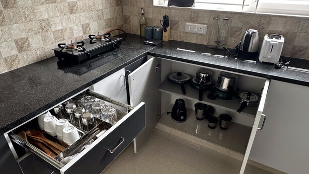 Una cucina moderna con piano cottura a gas, un tostapane e diversi utensili da cucina.