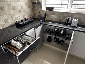 Una cocina moderna con estufa a gas, tostadora y diferentes utensilios de cocina.