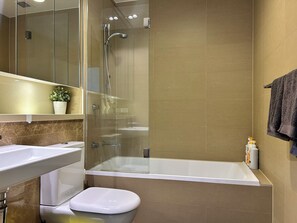 Secadora de cabello, toallas, shampoo, papel de baño