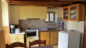 Fridge, oven, dishwasher, coffee/tea maker