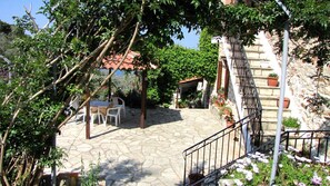 تناول الطعام بالخارج