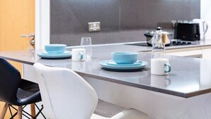 A modern kitchen with a marble countertop, a coffee maker, and a toaster. - Cosy 1-bed flat in heart of London Bridge (London)