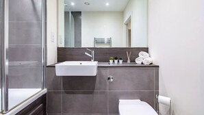 A modern bathroom with a shower, sink, and toilet. - Cosy 1-bed flat in heart of London Bridge (London)