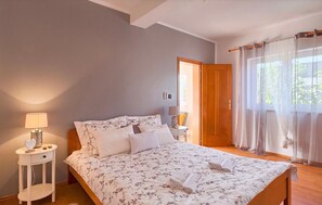 3 bedrooms, free WiFi, bed sheets