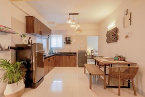 Fridge, electric kettle, dining tables - Luxurious 2BHK Apartment LUNA @Anjuna Vagator by Affcasa (Anjuna)