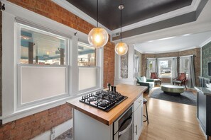 Fridge, microwave, oven, stovetop - Cozy and stylish getaway close to everything! (Salt Lake City)
