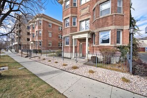 Exterior - Cozy and stylish getaway close to everything! (Salt Lake City)