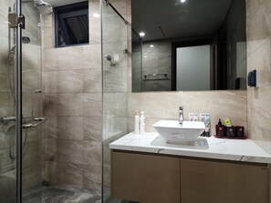 Een douche, handdoeken