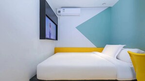 A modern hotel room with a bed, a mounted TV, and an air conditioning unit. - YIBAIJIUDIANNANWAITANDIAN (Shanghai)