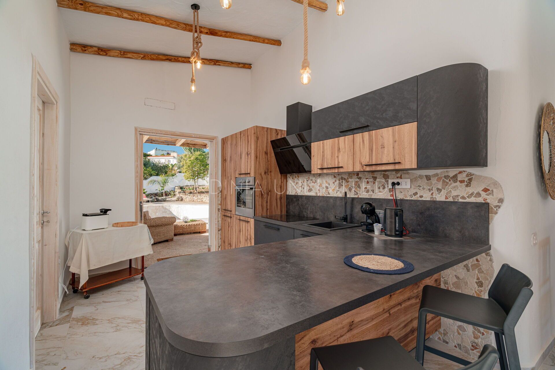 Frigorifero, piano cottura, lavastoviglie, seggiolone