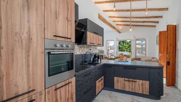 Refrigerador, parrilla de estufa, lavavajillas y periquera