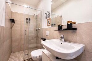 Douche, sèche-cheveux, serviettes fournies