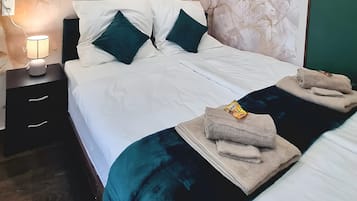 1 habitación, tabla de planchar con plancha, wifi gratis y ropa de cama