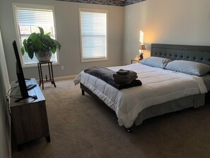 4 chambres, bureau, fer et planche à repasser, lit parapluie