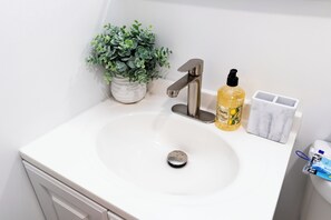 Toalhas de banho, papel higiênico