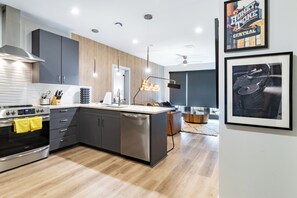 Réfrigérateur, four à micro-ondes, un four, surface de cuisson