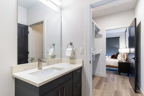 2 chambres, fer et planche à repasser, accès au Wi-Fi (inclus)