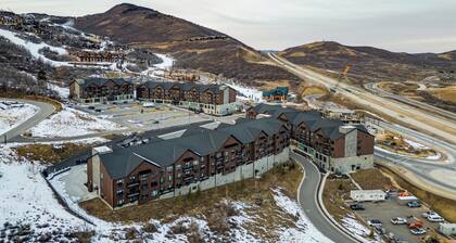 Jordanelle Sunrise | Modern Condo, Gondola Access, Year-Round Outdoor Fun