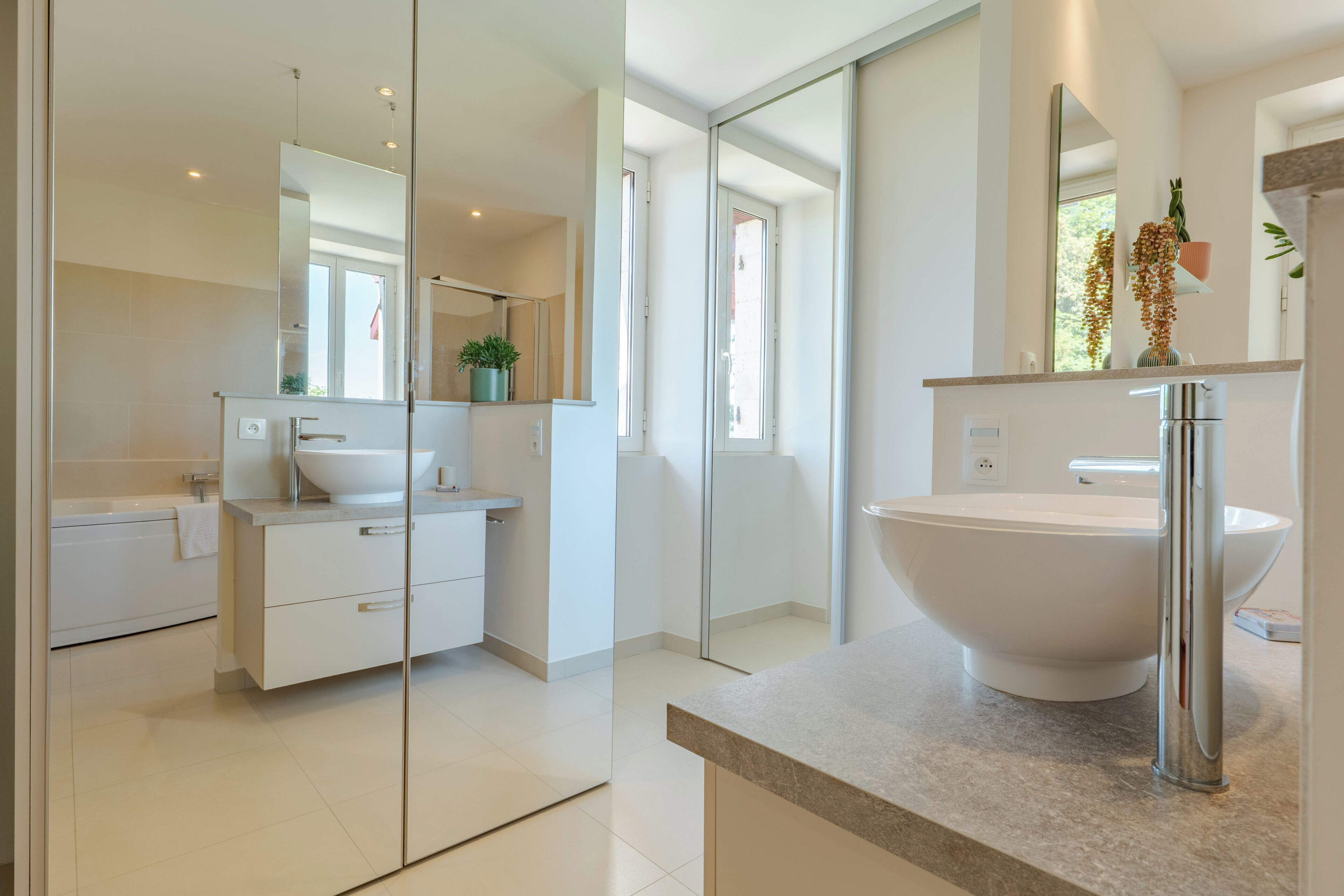 Douche, serviettes fournies, savon, papier toilette