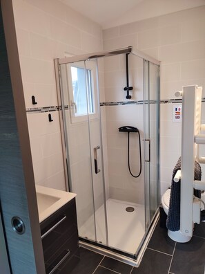 تجهيزات دش، مجففات شعر، مناشف، ورق حمّام