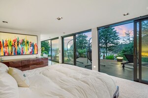 Luxury Suite, Oceanfront | 1 bedroom, free WiFi, bed sheets
