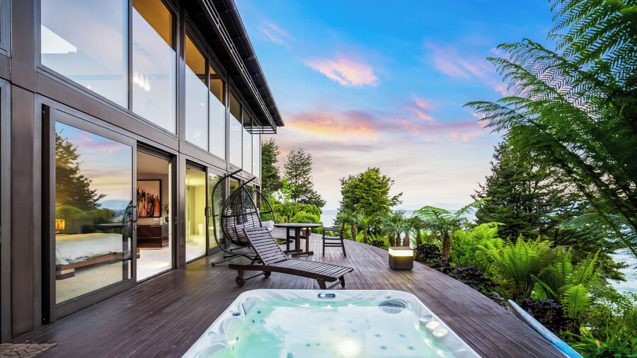 Jacuzzi Suite - Ocean Views & Beach