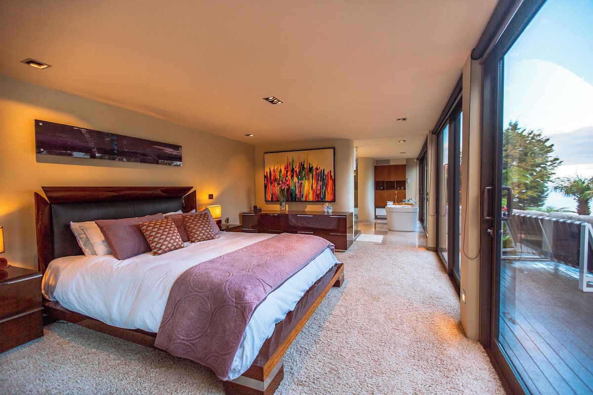 Luxury Suite, Oceanfront | 1 bedroom, WiFi (free), bed sheets